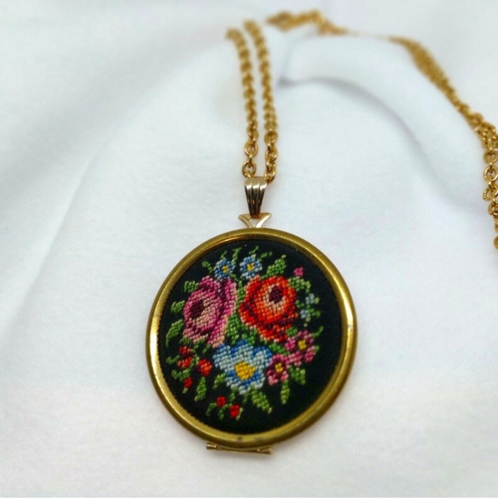 VINTAGE Avon Needlepoint Pendant With Chain - Picture 2 of 7